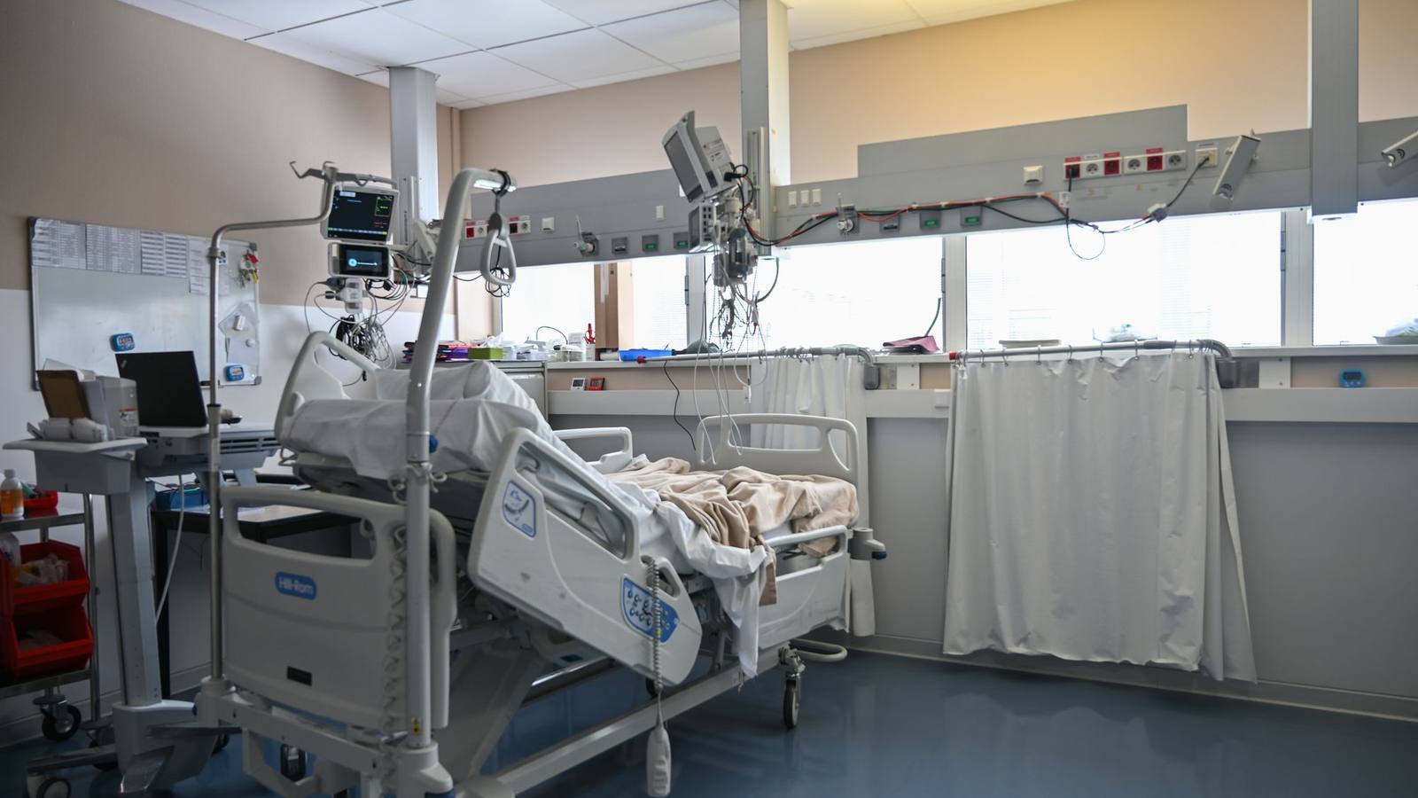 An intensive care room with a patient bed and monitoring equipment.